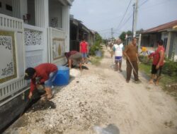 Peri selaku RT 08 RW 02 mengajak warga nya bergotong royong membersikan Drainase yang tersumbat