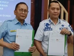 Diskominfotiks Rohil Kolaborasi dengan RRI, Optimalisasi Perkuat Informasi Publik Riau Rohil Gaol news com Rohil – Kepala Dinas Komunikasi, Informatika, Statistik dan Persandian Kabupaten Rokan Hilir, Indra Gunawan menghadiri acara penandatanganan kerja sama (PKS) antara RRI Pekanbaru dan Diskominfotiks Rokan Hilir. Acara yang digelar pada tanggal (24/10/2024) berlangsung dikantor RRI Pekanbaru. Kerja sama tersebut merupakan tindak lanjut pemanfaatan Portal rri.co.id/RRI News untuk diseminasi informasi pembangunan dan promosi potensi daerah melalui penggunaan Content Management System (CMS) dari RRI. Selain Kabupaten Rokan Hilir, ada 8 kabupaten dan kota yang ikut dalam penandatangan tersebut. Diantaranya Diskominfotik Provinsi Riau, Kota Pekanbaru, Rokan Hulu, Pelalawan, Kampar, Dumai dan Siak. Kepala RRI Pekanbaru, Mohammad Bugi Hidayat menyatakan langkah strategis akan diambil dalam meningkatkan kualitas pemberitaan. Salah satunya adalah dengan mempercepat proses pemotongan dan penyederhanaan (short cut) dalam alur kerja penyampaian berita. Hal ini dilakukan untuk mengoptimalkan waktu dalam penyampaian informasi yang benar dan terpercaya kepada masyarakat. Selain itu, RRI berencana untuk memverifikasi semua berita secara ketat sebelum dipublikasikan. Setiap informasi akan melalui proses pemeriksaan yang teliti untuk memastikan akurasinya. Dalam upaya mendukung hal ini, RRI akan menyediakan akses akun CMS (Content Management System) kepada tim agar mereka dapat langsung menginput berita ke situs resmi RRI, memastikan berita yang diterbitkan lebih cepat dan sesuai standar jurnalistik. RRI juga menyoroti maraknya berita hoaks yang semakin sering tersebar di masyarakat. Kepala RRI menyebutkan bahwa fenomena berita palsu menjadi tantangan besar di era digital saat ini. Banyak berita yang tidak benar justru viral di berbagai platform, sehingga RRI merasa berkewajiban untuk memastikan masyarakat mendapatkan informasi yang valid dan terpercaya. Sebagai bagian dari tanggung jawab tersebut, RRI berkomitmen untuk mempublikasikan seluruh informasi dari pemerintah daerah (Pemda). Informasi ini akan diverifikasi dan kemudian disebarluaskan melalui platform digital RRI, memastikan bahwa berita yang berasal dari instansi resmi dapat diakses oleh masyarakat luas dengan mudah dan cepat. Kerja sama antara RRI dan Kementerian Komunikasi dan Informatika (Kominfo) semakin diperkuat melalui misi bersama. Kedua institusi tersebut memiliki tujuan yang sejalan, yaitu menyajikan informasi yang akurat dan bermanfaat bagi masyarakat. Kepala RRI menegaskan bahwa kolaborasi ini merupakan upaya kolektif untuk memerangi berita palsu dan menjaga kepercayaan publik. Dalam situasi yang dipenuhi oleh berita palsu, RRI menegaskan komitmennya untuk membuka akses informasi secara luas. Tidak ada eksklusivitas dalam penyajian berita, sehingga setiap lapisan masyarakat dapat memperoleh akses terhadap informasi yang benar. Selain itu, RRI juga akan memberikan ruang bagi masyarakat untuk berinteraksi langsung melalui program yang dinamakan “Hallo RRI.” Dikesempatan yang sama, Kepala Dinas Komunikasi dan Informatika (Kadiskominfo) Provinsi Riau turut memberikan apresiasi atas langkah-langkah strategis RRI dalam pemberitaan. Ia menyambut baik kerja sama yang terjalin antara RRI dan Pemda dalam menyampaikan informasi yang transparan dan akurat kepada masyarakat. Menurutnya, sinergi ini sangat penting dalam menjaga alur informasi yang benar di tengah derasnya arus berita hoaks. Sebagai bentuk apresiasi, Kadiskominfo Provinsi Riau berharap agar RRI dapat memberikan penghargaan kepada Pemda yang aktif berkontribusi dalam pemberitaan. Penghargaan ini diharapkan dapat memotivasi pemerintah daerah untuk terus menyajikan berita berkualitas yang bermanfaat bagi masyarakat luas, sekaligus mendorong terciptanya kerja sama yang lebih baik dalam bidang informasi. Usai acara penandatangan, Kadis Kominfotiks Rokan Hilir, Indra Gunawan menyampaikan, semoga kerjasama dgn portal RRI.co.id ini nantinya akan menjadi wajah baru bagi penguatan publikasi program pembangunan pemerintah daerah serta dalam konteks diseminasi informasi dan potensi kearifan lokal bagi wilayah kabupaten Rokan Hilir.timbul shn