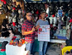 Bagi-bagikan Kalender di Pasar Sukaramai, Tim Millenial Kampung Dengar Keluh Kesah Para Pedagang