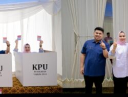 Pilkada Serentak 2024 Bupati Kasmarni dan Bupati Bengkalis Ke-14 Salurkan Hak Pilih di TPS Tiga Desa Muara Basung