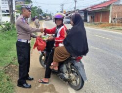 Operasi Keselamatan Seulawah 2025, Satlantas Polres Aceh Timur Membagikan Nasi Kotak Kepada Masyarakat Membutuhkan