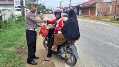 Operasi Keselamatan Seulawah 2025, Satlantas Polres Aceh Timur Membagikan Nasi Kotak Kepada Masyarakat Membutuhkan