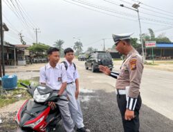 Unit Lantas Polsek Kandis Tengah Imbau Pelajar Wajib Pakai Helm Saat Berkendara