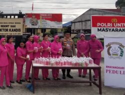 olsek Kandis dan Bhayangkari Berbagi Takjil di Depan Mapolsek Kandis