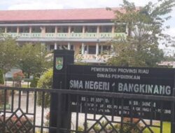 Ketahuan Membawa Handphone ke Sekolah, Siswa SMA N 1 Bangkinang Dihukum dengan Mengikuti Ujian Duduk di Lantai Serta Denda 2 Sak Semen