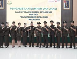 Kajati Riau Lantik dan Ambil Sumpah PNS Kejati Riau, Senantiasa Menjunjung Tinggi Kehormatan Negara