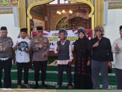 Polda Riau Dirlantas Melalui Program Jumat Curhat, Serap Aspirasi, Perkuat Silaturahmi Bersama Masyarakat Dan Beri Helm SNI