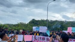 Elemen Masyarakat dan Mahasiswa Melalukan Unjuk Rasa di Gerbang Pertamina Hulu Rokan Minas Serta Sampaikan 9 tuntutan Demi Menegakkan Keadilan dan Kesejahteraan Kerja
