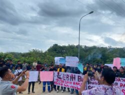 Elemen Masyarakat dan Mahasiswa Melalukan Unjuk Rasa di Gerbang Pertamina Hulu Rokan Minas Serta Sampaikan 9 tuntutan Demi Menegakkan Keadilan dan Kesejahteraan Kerja