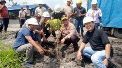 Memperingati Hari Buruh Sedunia, Polsek Kandis dan Dua Perusahaan Gelar Aksi Penanaman Pohon