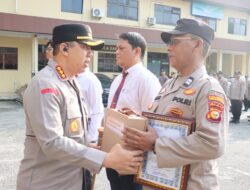 Kapolresta Pekanbaru Berikan Penghargaan kepada Personel Berprestasi