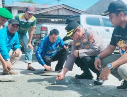 Gotong Royong Perbaikan Jalan Sultan Syarif Kasim Warnai Peringatan Hardiknas 2025 di Kandis