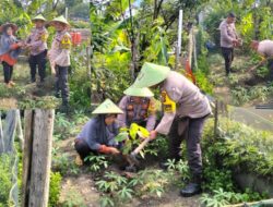 Program Kapolda Riau, Polsek Limapuluh dan Masyarakat Bersinergi Hijaukan Lingkungan Kurangi Polusi