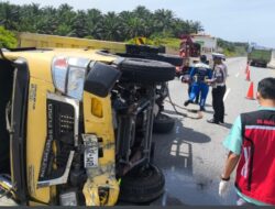 Satuan PJR Ditlantas Polda Riau Evakuasi Laka Lantas di Jalan Tol Pekanbaru Dumai Km 10, Diduga Pengemudi Pajero Alami Microsleep