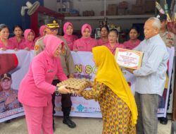 Polsek Kandis Salurkan Bantuan Sosial Sambut Hari Bhayangkara ke-79