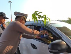 Semarak Bhayangkara ke-79, Ditlantas Polda Riau Bagikan 79 Bibit Tanaman dan 79 Bingkisan