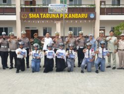 Ditlantas Polda Riau Gelar Police Goes To School dan Berikan Helm Kepada Pelajar SMA Taruna Mandiri