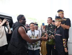 Momen Rapper Melly Mike Bertemu Dikha Bocah Pacu Jalur dan Beri Kado