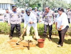 Melly Mike Ikut Green Policing Tanam Pohon di Polda Riau
