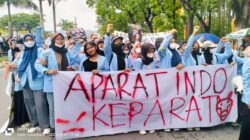 Mahasiswa Demo di depan Gedung DPRD Provinsi Riau Berlangsung dengan Damai, Mahasiswa dan Polisi saling Bersalaman