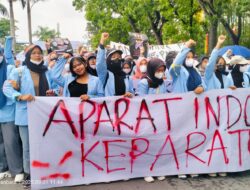 Mahasiswa Demo di depan Gedung DPRD Provinsi Riau Berlangsung dengan Damai, Mahasiswa dan Polisi saling Bersalaman
