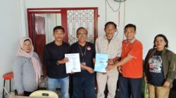 Ketua Umum DPP Solidaritas Wartawan Indonesia Serahkan SK Resmi Panitia