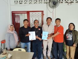 Ketua Umum DPP Solidaritas Wartawan Indonesia Serahkan SK Resmi Panitia