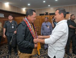 Di Sambut Wagub Aceh, Tito Karnavian Terima Anugerah Adat dari Wali Nanggroe