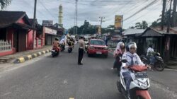 Sat Lantas Polres Pesisir Barat Laksanakan Pengaturan Lalu Lintas di Simpang Rawas