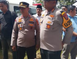 Kapolres Kampar dan Kapolsek Siak Hulu Pimpin Pengamanan Prosesi Pemakaman Tokoh Riau Chaidir