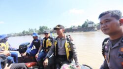 Kapolda Sebrangi Sungai Tingkeum untuk Tembus ke Aceh Utara, Sempat Temui Warga yang Tertahan di Kutablang