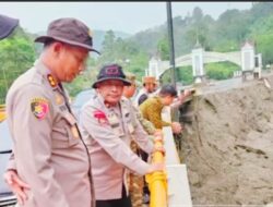 Wakapolda Riau Turun Langsung Lakukan Pengecekan Akses Jalan dan Dukung Pencarian Korban Bencana Longsor