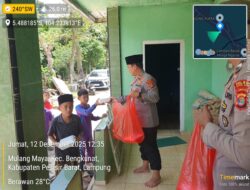 Polsek Bengkunat Laksanakan Program Jumat Keliling, Bagikan Sedekah Makanan untuk Masyarakat