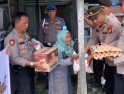 Wujud Kepedulian Polri, Polsek Kandis Bantu Lansia Terdampak Longsor Akibat Hujan Berkepanjangan