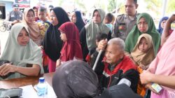 Kapolres Aceh Timur Tinjau Pengobatan Gratis dan Trauma Healing bagi Korban Banjir di Julok