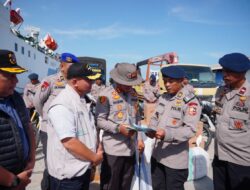 Kapal MV Egon Pengangkut Logistik Penanganan Bencana dari Mabes Polri Tiba di Krueng Geukueh
