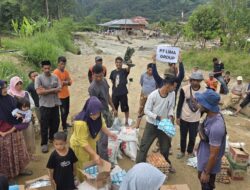 Terjebak Medan Ekstrem, Relawan LLI Tetap Antar Bantuan ke Pelosok