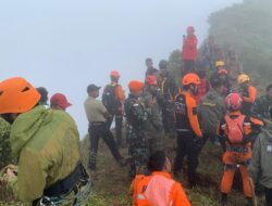Evakuasi Korban Pesawat ATR 42-500 Tertunda Cuaca Buruk, Tim SAR Bertahan di Puncak Bulusaraung