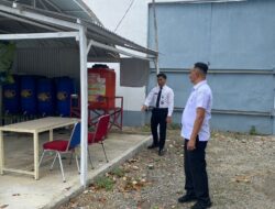 Kalapas Banda Aceh Awasi Langsung Kegiatan Pengolahan Pupuk Organik oleh Warga Binaan