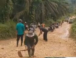 Masyarakat Desa Tanjung Benuang Lakukan Perbaikan Jalan Kabupaten Dengan Alat Seadanya