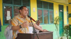 Bupati M. Syukur Salurkan Perlengkapan Sekolah Gratis, Kepsek Diminta Antar ke Rumah Siswa