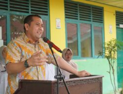 Bupati M. Syukur Salurkan Perlengkapan Sekolah Gratis, Kepsek Diminta Antar ke Rumah Siswa