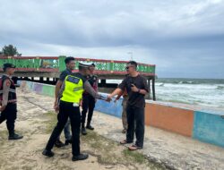 Polres Pesisir Barat Berikan Himbauan Kepada Pengunjung Pantai Labuhan Jukung Demi Keselamatan Dan Kenyamanan 