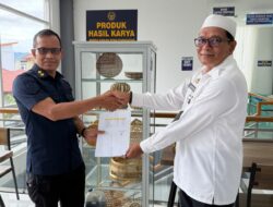 Wujud Hasil Kemandirian, Lapas Kelas IIA Banda Aceh kembali serahkan Display Karya WBP kepada Kantor Imigrasi Kelas I TPI Banda Aceh
