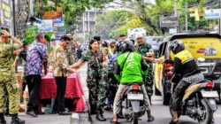 Prajurit Korem 031/Wira Bima Bagikan Takjil kepada Pengendara dan Warga