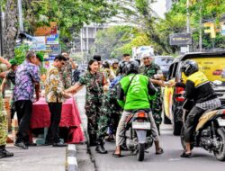 Prajurit Korem 031/Wira Bima Bagikan Takjil kepada Pengendara dan Warga