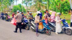 Polda Riau ‘Ngabuburit’ di Kampus, Bagi-bagi Takjil ke Mahasiswa