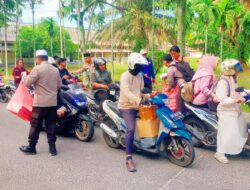 Polda Riau ‘Ngabuburit’ di Kampus, Bagi-bagi Takjil ke Mahasiswa