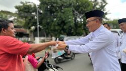 Momen Hangat Jajaran Ditjenpas Aceh Turun ke Jalan Bagikan Paket Takjil untuk Masyarakat