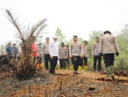 Kapolda Riau Pimpin Langsung Penanganan Karhutla di Dumai, Pastikan Pemadaman dan Pendinginan Optimal